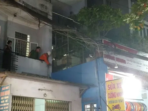 Người đàn ông nằm bất động trên mái tôn, nghi bị điện giật