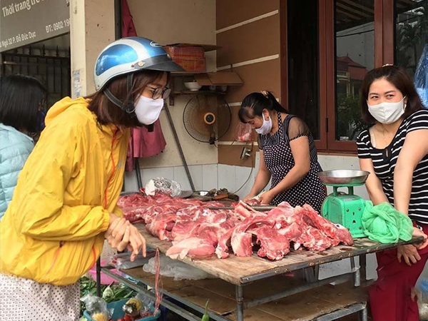 Nhiều trang trại phải bán lợn hơi dưới 50.000 đồng/kg, người nuôi lỗ nặng