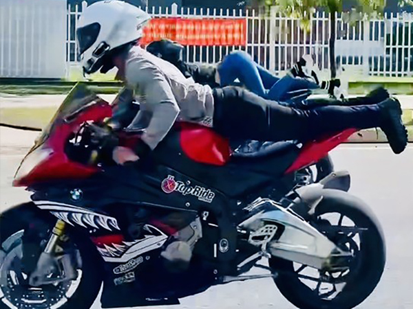 Ngọc Trinh và 'thầy' dạy khai báo diễn biến lái mô tô thả 2 tay