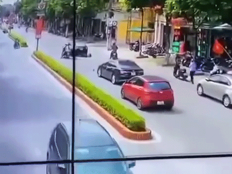 Công an xác minh vụ việc học sinh cấp 2 chạy xe vượt đầu ô tô rồi gặp tai nạn