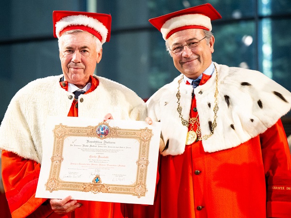 Ancelotti diện trang phục lạ, đội mũ lông nhận bằng Tiến sĩ danh dự