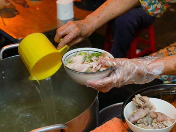 'Bánh canh ma' chật kín khách lúc nửa đêm ở TP.HCM, vừa mở bán đã lo hết hàng