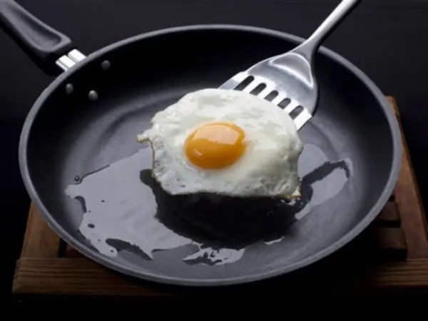 Chảo chống dính có thực sự gây ung thư, dùng thế nào cho đúng?