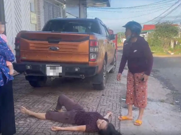 Người phụ nữ bị chó thả rông tấn công, kéo lê trên đường