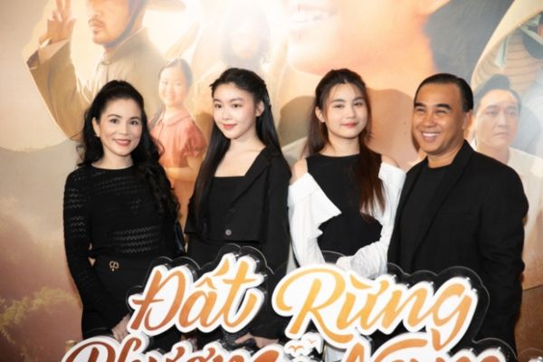 Vợ chồng MC Quyền Linh và 2 con gái 'cân đẹp' camera thường, hành động của ái nữ gây chú ý