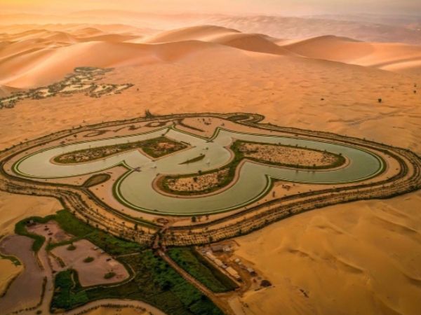 Hồ tình yêu hình trái tim khổng lồ nổi bật giữa sa mạc Dubai