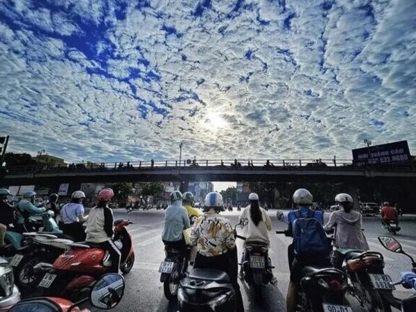 Mây vảy rồng xuất hiện trên bầu trời Hà Nội báo hiệu sắp bão, chuyên gia nói gì?
