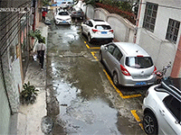 Khó hiểu với tình huống người phụ nữ đang đi bỗng ngã ra đường suýt bị kẹp dưới bánh xe hơi