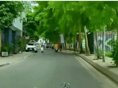 Xem xét xử lý hình sự thanh niên đi lấn làn còn đạp ngã người đi xe đạp giữa phố