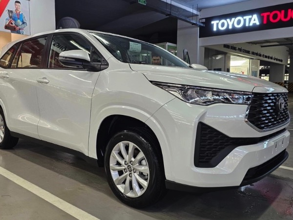 Toyota Innova Cross vừa ra mắt, đại lý chào bán 'bia kèm lạc'