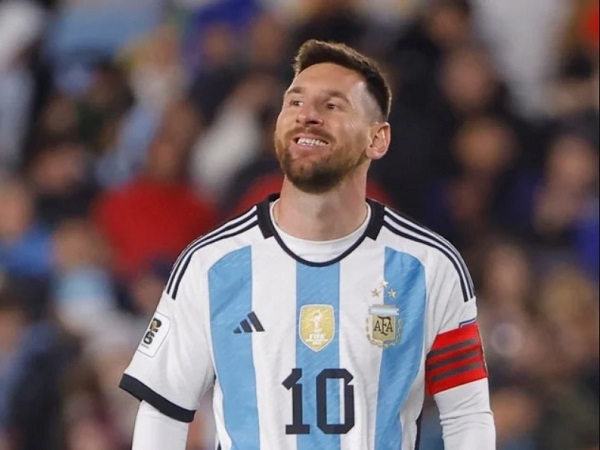 Messi 2 lần sút trúng cột dọc trong 42 phút chơi cho Argentina