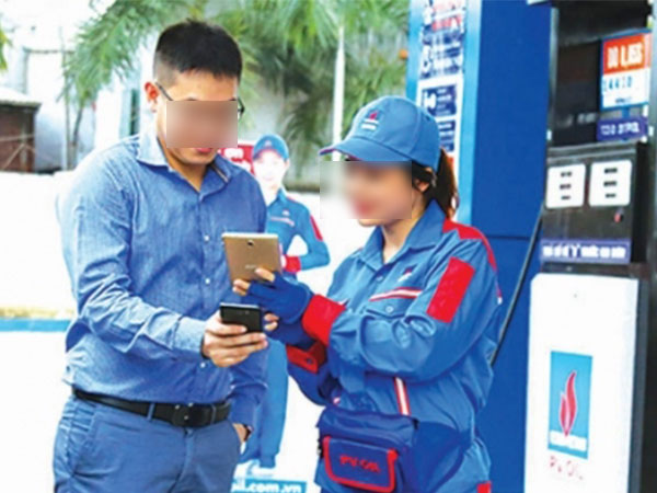 Có nên dùng điện thoại để thanh toán tiền tại cây xăng?