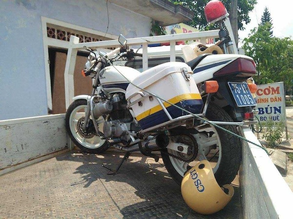 Một nam thanh niên 'bỗng dưng' nhảy lên xe đặc chủng của CSGT phóng đi