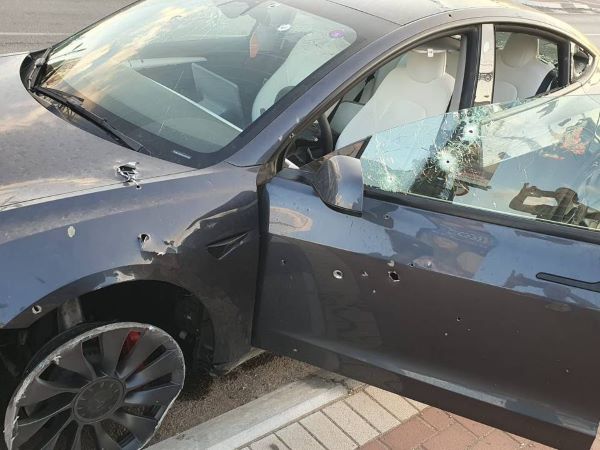 Xe điện Tesla cứu người đàn ông Israel sau hàng trăm phát đạn