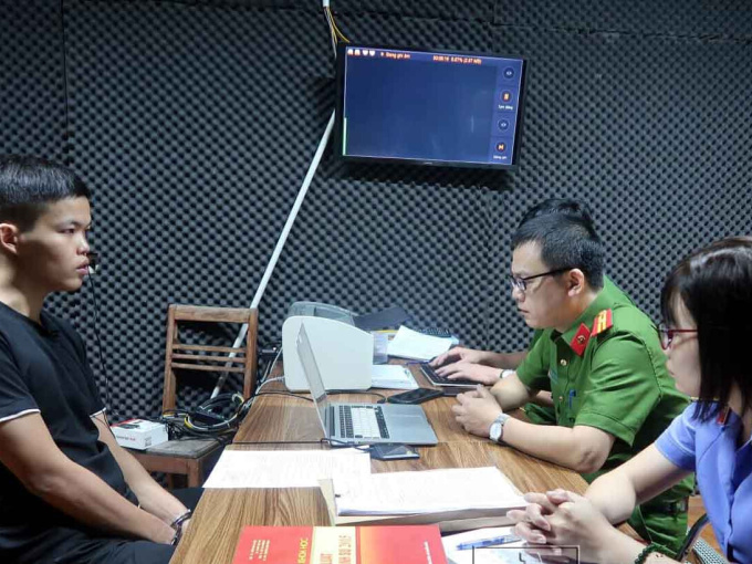 Tạm giam thanh niên tung 3 clip 'nóng' của người yêu cũ lên Facebook