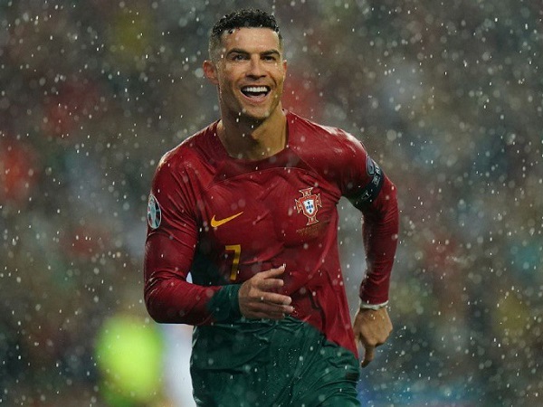Ronaldo muốn ghi 1.000 bàn, mẹ CR7 bật khóc nhìn con được vinh danh
