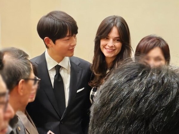 Khoảnh khắc Song Joong Ki và vợ Tây trong đám cưới em gái