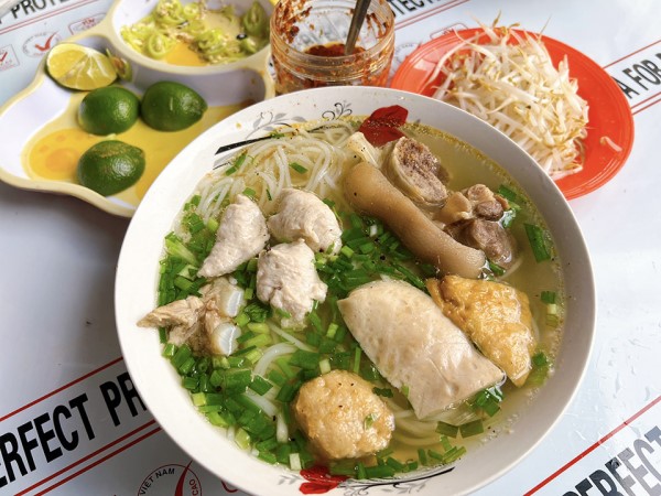 Bữa sáng Sài Gòn: Đặc sắc tô bún mọc núp hẻm chợ An Đông, 40 năm nấu bằng bếp củi than
