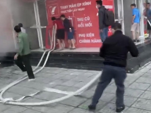 Hà Nội: Cháy cửa hàng sửa chữa điện thoại ở Khu đô thị Thanh Hà, người dân phá cửa dập lửa