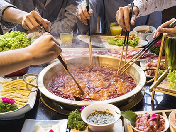 Một gia đình trả 800 nghìn đồng ăn buffet nhưng gọi 600 đĩa thịt, chủ nhà hàng phát hiện hành vi đáng ngờ qua camera