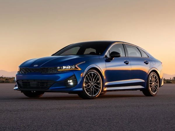 Top xe sedan giá 1 tỷ bán chạy tháng 9/2023: Toyota Camry bỏ xa KIA K5
