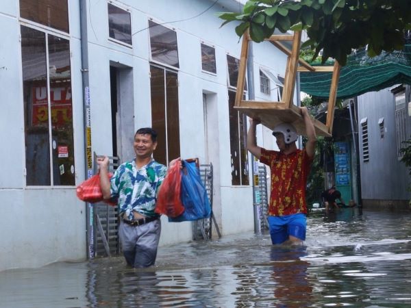 Nhiều nơi ở 'rốn lũ' Đà Nẵng vẫn ngập, người dân 3 ngày chưa được về nhà