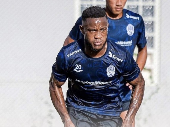 Tiền đạo nhập tịch tuyển Campuchia khóc nức nở vì bị FIFA cấm ra sân