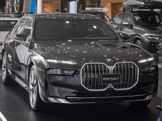 Cạnh tranh Mercedes, giá xe sang BMW 7-Series tiếp tục 'rớt' gần nửa tỷ đồng
