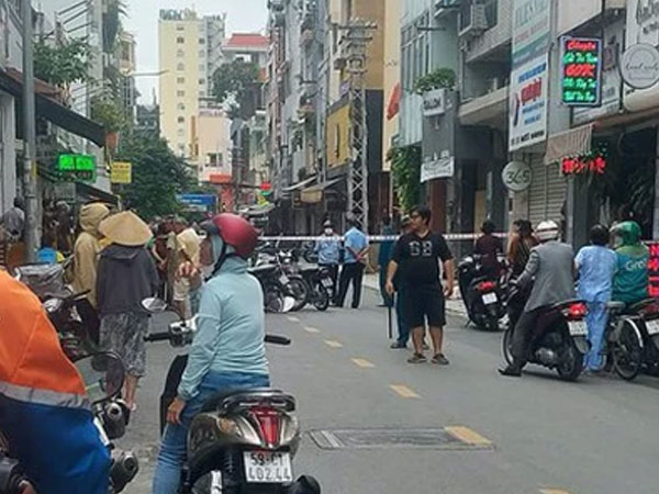 Người đàn ông ở TP HCM không mặc quần áo chém người hàng loạt rồi tự sát