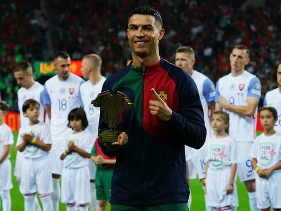 Mẹ của Ronaldo bật khóc nức nở khi chứng kiến con trai được vinh danh trước hàng vạn khán giả