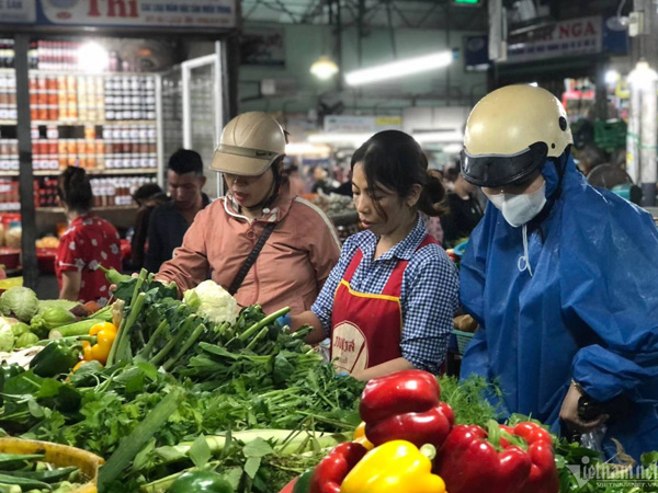 Mưa lớn triền miên, rau xanh khan hàng, giá đắt gấp đôi