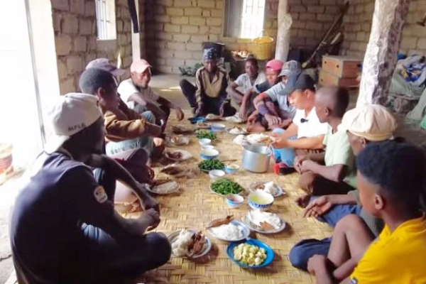 Hội bạn Angola của Quang Linh Vlogs lần đầu nếm mắm tôm, biểu cảm khó đỡ nhưng khiến netizen Việt thích thú