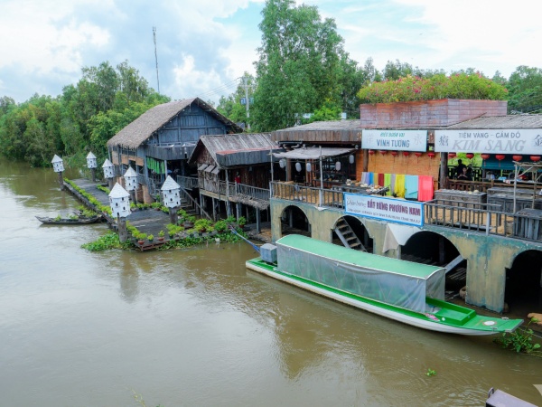 Du khách 'săn lùng' chợ nổi miền Tây trong phim Đất rừng phương Nam