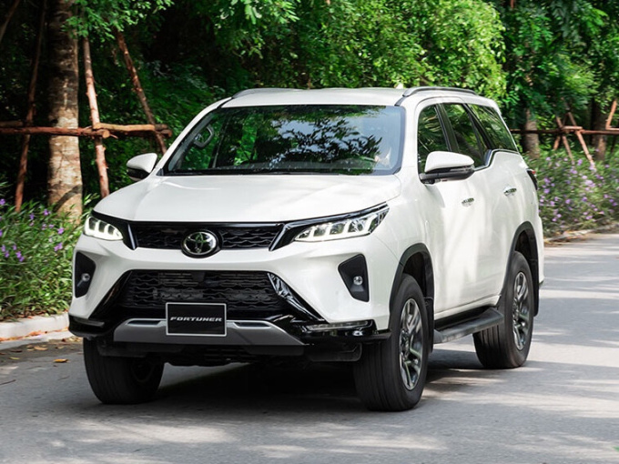 Giá 1 tỷ đồng, ngoài Toyota Fortuner còn những mẫu SUV 7 chỗ nào?