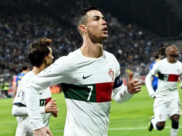 Ronaldo lập cú đúp tuyệt đỉnh, Bồ Đào Nha vùi dập Bosnia