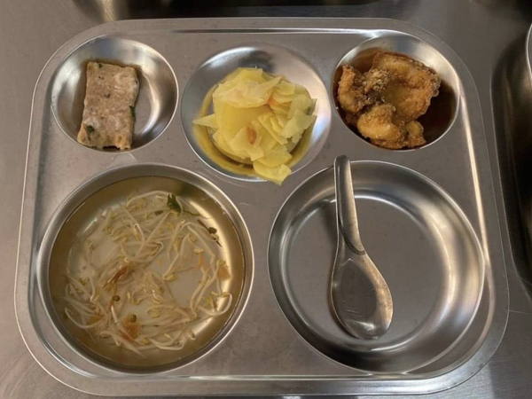Sau lùm xùm suất ăn lèo tèo, trường thông báo dừng ăn bán trú