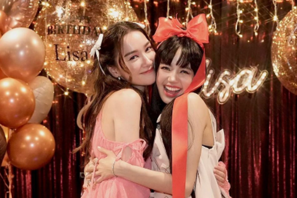 Lisa sang thăm Việt Nam chớp nhoáng, nhưng cô bạn thân của nữ ca sĩ cũng kịp hút spotlight