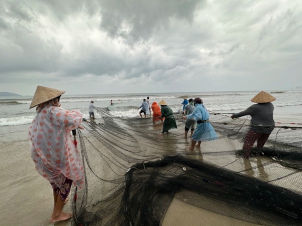 Độc đáo cảnh kéo lưới gần bờ của ngư dân Đà Nẵng mùa biển động