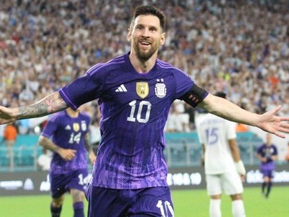 Messi tỏa sáng rực rỡ ngày trở lại, khiến CĐV đối phương cũng phải vỗ tay thán phục