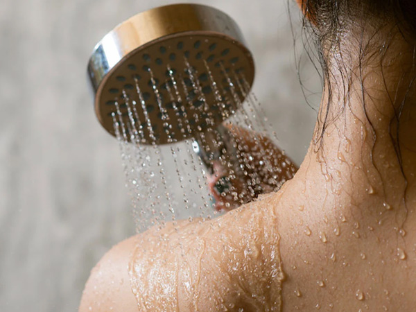 Gội đầu trước hay tắm trước mới đúng? 99% người đang làm sai mà không biết