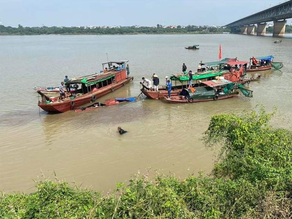 Xà lan đâm tàu cá trên sông Hồng, 1 người tử vong