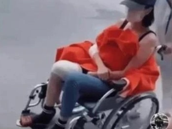 Gặp tai nạn điều khiển mô tô, Ngọc Trinh than thở: Cái giá phải trả hơi đắt