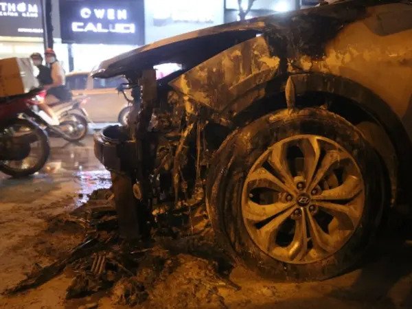 Hà Nội: Ô tô đang lưu thông trên đường bất ngờ bốc cháy, hàng chục người dân hỗ trợ dập lửa