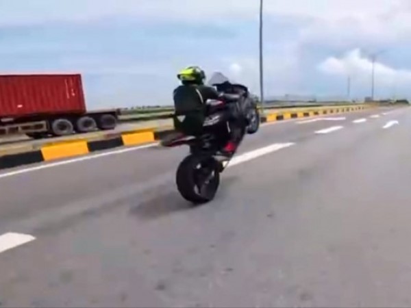 Nhóm ‘phượt’ chạy xe gần 300km/h, bốc đầu trên đảo Cát Bà