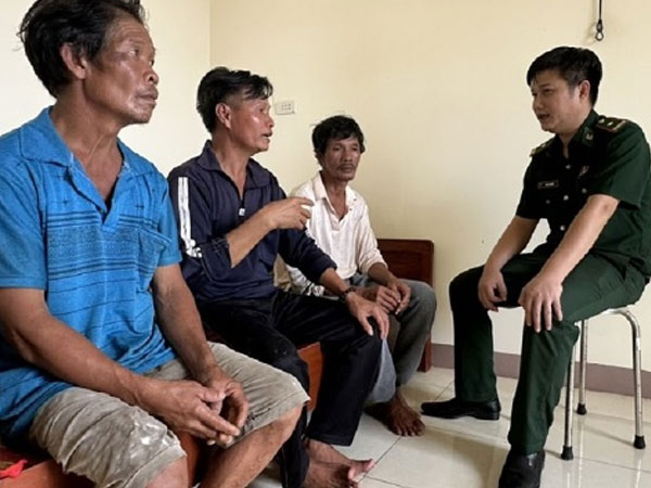 3 ngư dân sống sót sau 7 giờ bám thùng xốp lênh đênh trên biển