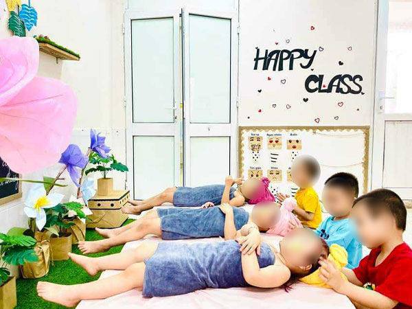 Tranh cãi hoạt động bé trai rửa chân, massage cho bé gái lớp mầm non ngày 20/10