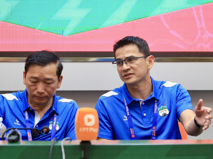 HLV Kiatisuk cảm ơn VAR khi HAGL thoát thua ra quân V-League 2023