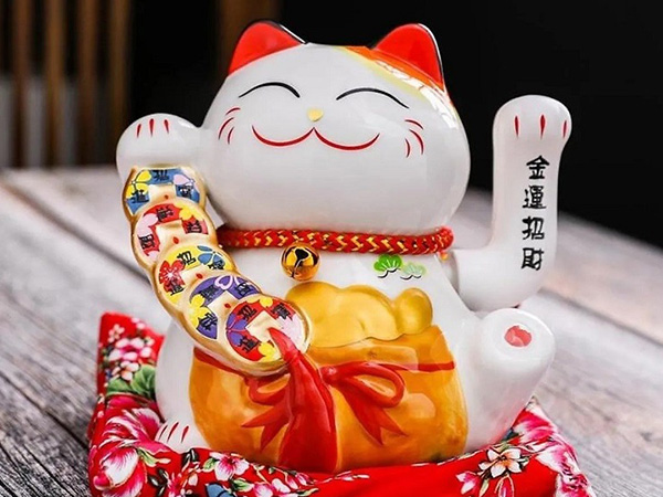 2 tuổi đại kỵ với Mèo Thần Tài, tránh để trong nhà kẻo tiền tài tiêu tán, của cải 'trôi sông'