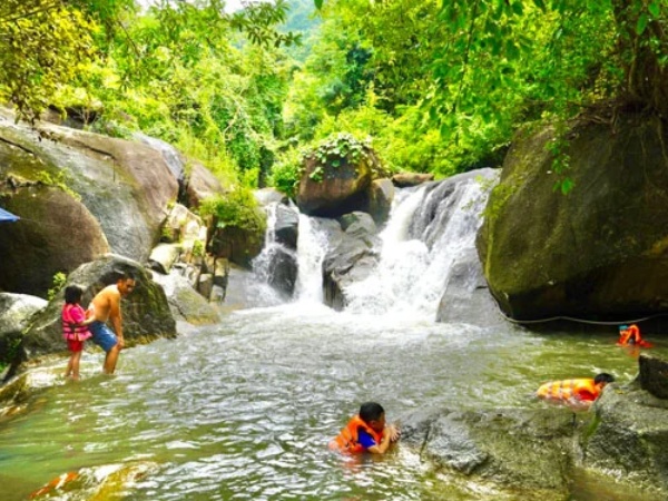 Chán đi biển, hãy đổi gió với suối Đá, núi Dinh