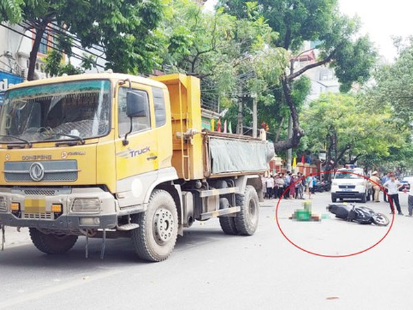 Tai nạn liên hoàn ở Hà Nội, nam shipper tử vong tại chỗ